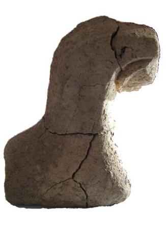 Главнярник,  камък; край от перваз на огнище със схематично оформено протоме на кон.