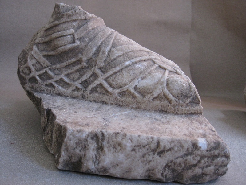 Крак в сандал, на склуптура в цял ръст, мрамор от  мавзолей на комплекс, «Светилище на нимфите и Афродита».